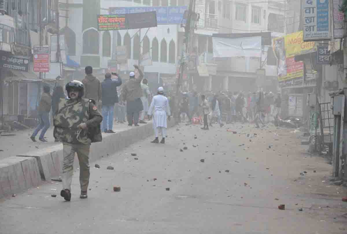 caa protest: Violence erupted after SP leaders arrive