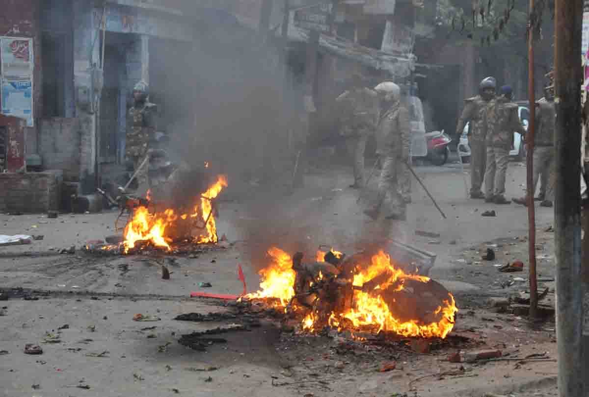 caa protest: Violence erupted after SP leaders arrive
