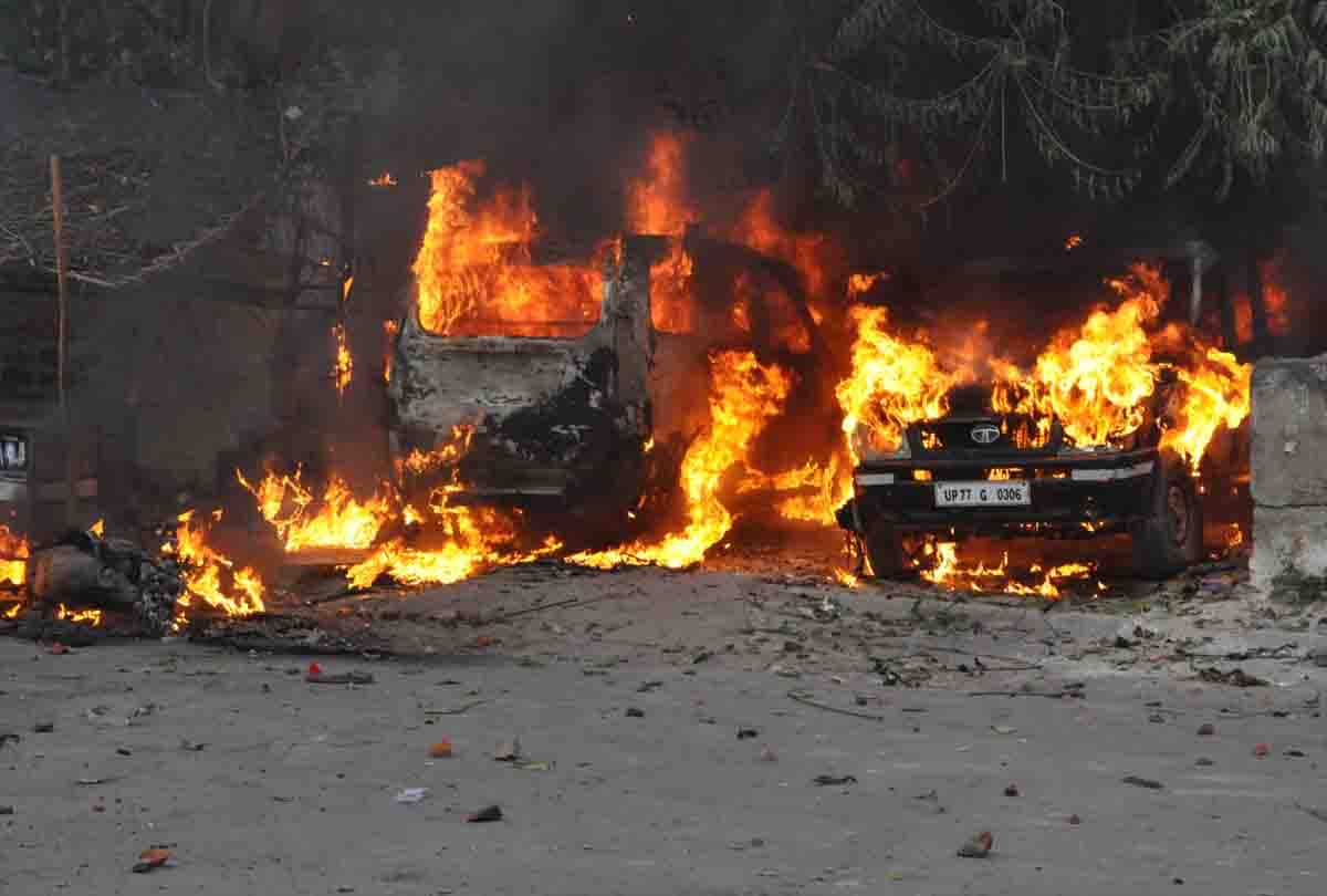 CAA Protest: Suddenly thousands of miscreants burned police outpost