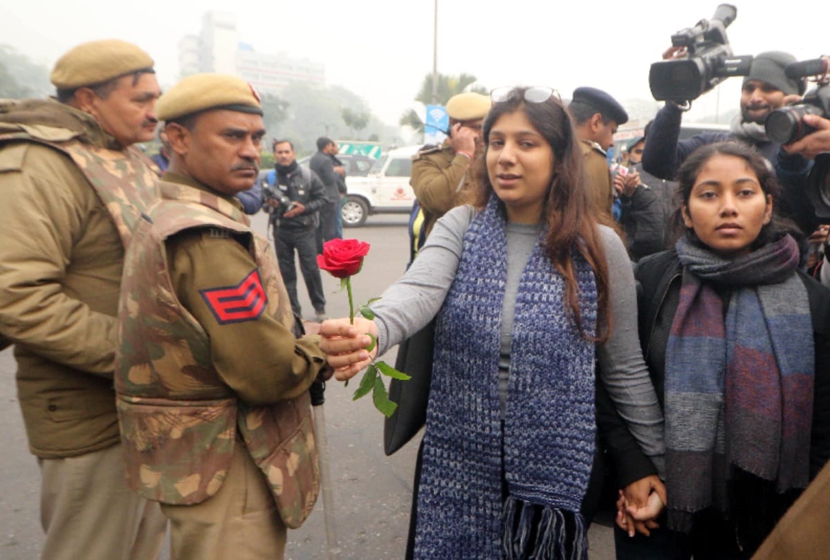 CAA protest creative slogans attract people after hearing national anthem protesters disperse