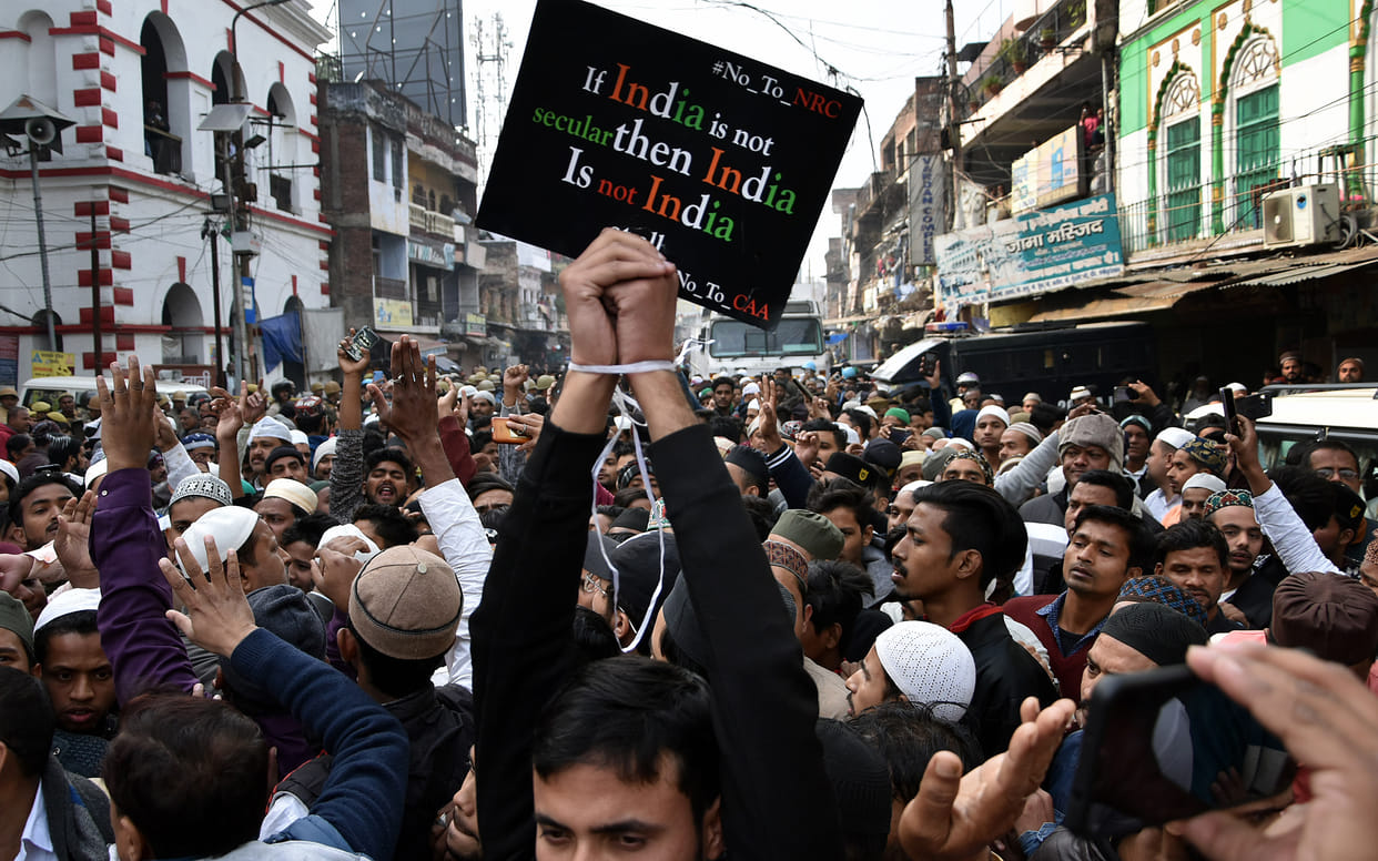 Seeing the crowd swelled hands and feet, blockades around the Kotwali