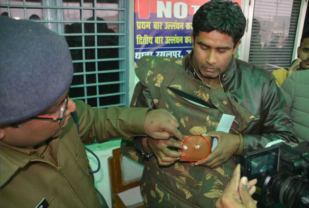 bullet stuck in purse of policeman during violence in firozabad