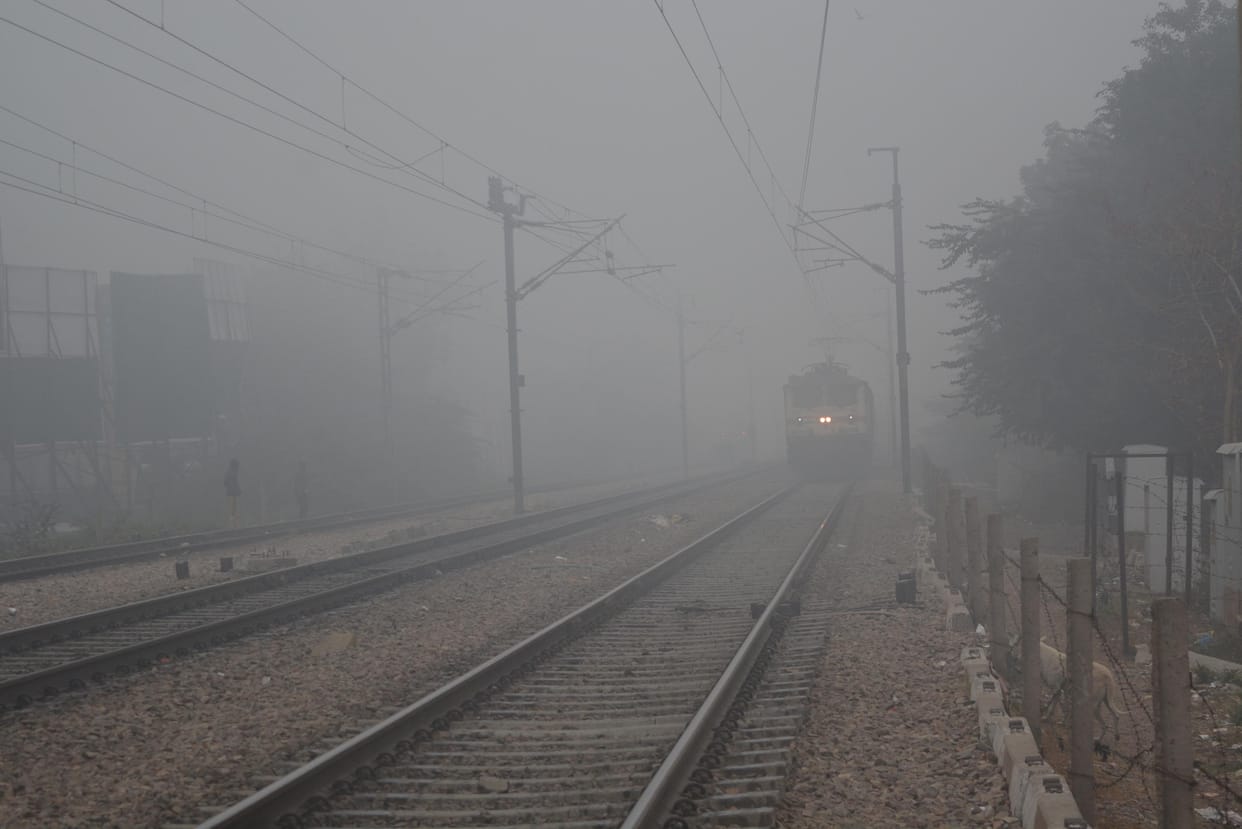 speed of superfast trains has slowed down due to fog in Agra
