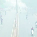 हाईवे पर वाहन रेंगकर चले