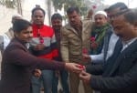मल्लावां कोतवाली में मुस्लिम समाज के लोगों को फूल देकर आभार जताते बीडीओ मयंक द्विवेदी। संवाद न्?