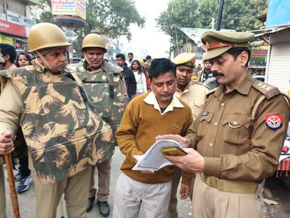 Citizenship Amendment Act: Police distributed pamphlet about NRC and CAA in Beniabagh, made aware