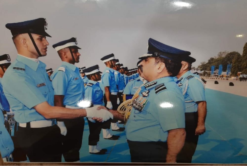 Uttarakhand pauri Boy Abhishek become Flying Officer