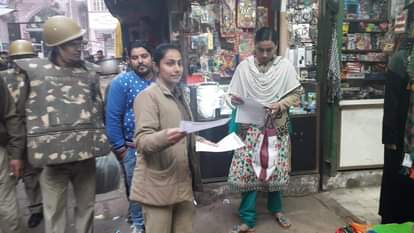 बेनियाबाग इलाके में पंफलेट बांटतीं क्षेत्राधिकारी दशाश्वमेध प्रीति त्रिपाठी