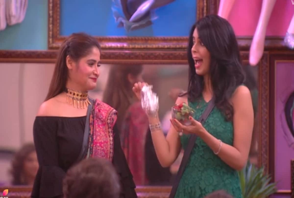 Bigg Boss 13 Weekend Ka Vaar Siddharth Shukla Aarti Singh romance in Strawberry task
