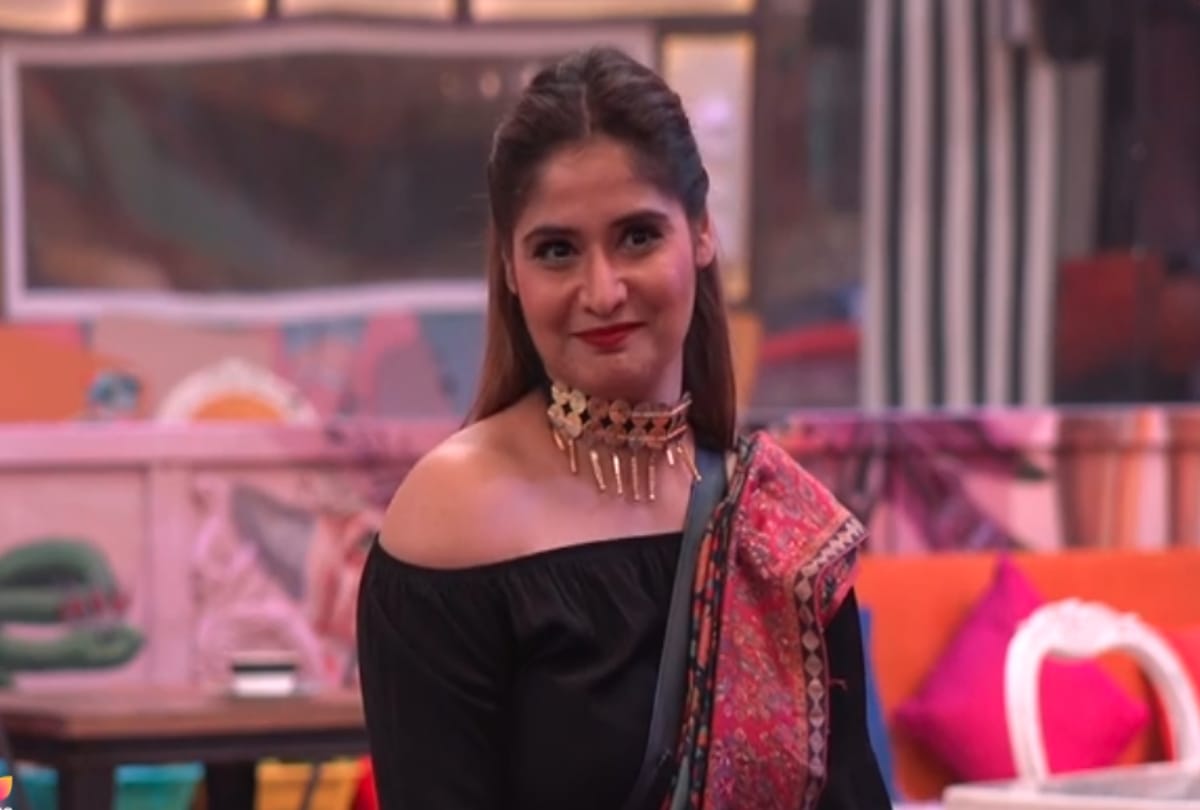 Bigg Boss 13 Weekend Ka Vaar Siddharth Shukla Aarti Singh romance in Strawberry task