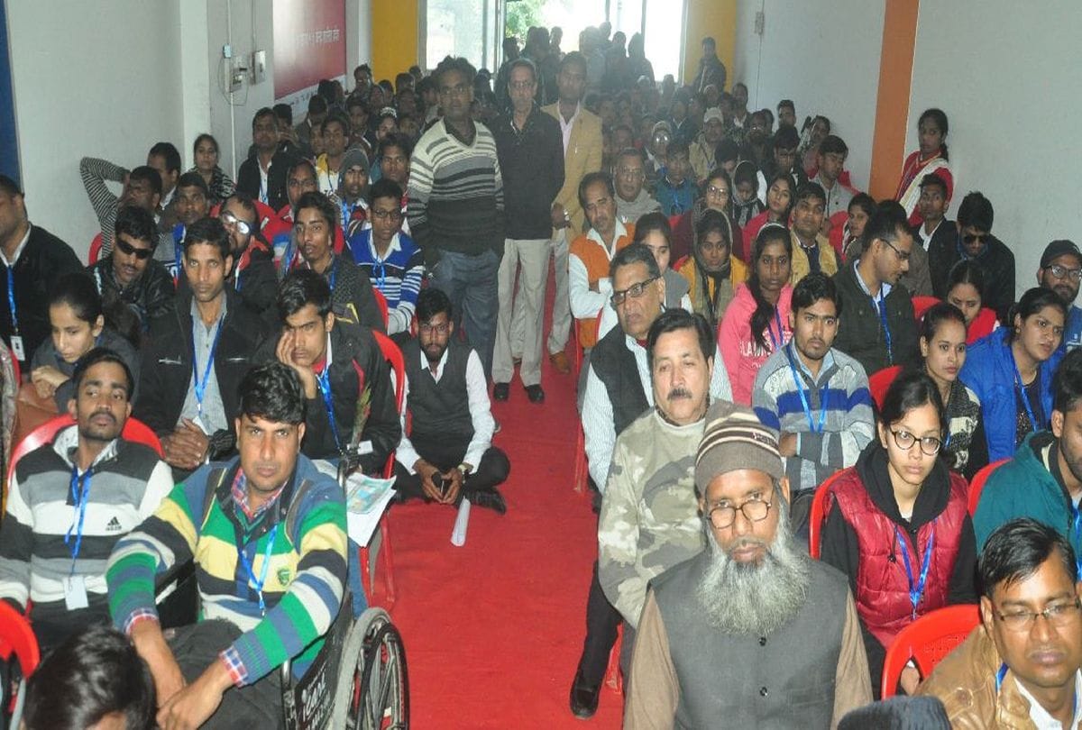 amar ujala foundation scholarship distributed to the 150 divyang in agra