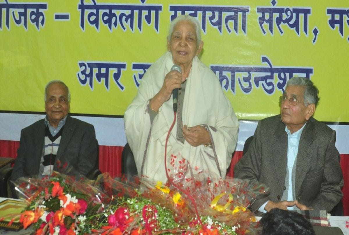 amar ujala foundation scholarship distributed to the 150 divyang in agra