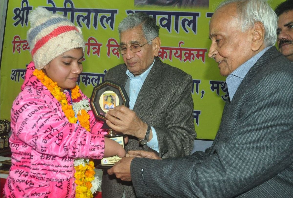 amar ujala foundation scholarship distributed to the 150 divyang in agra