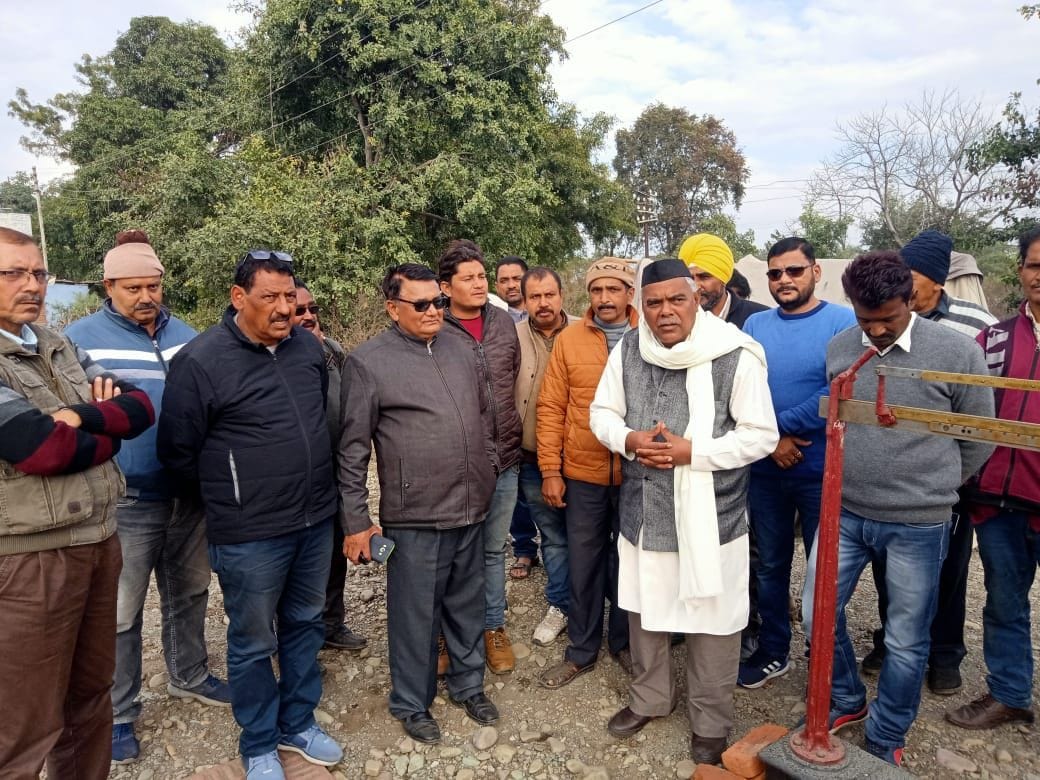 sugar cane weighting center were closed  farmer got  angry