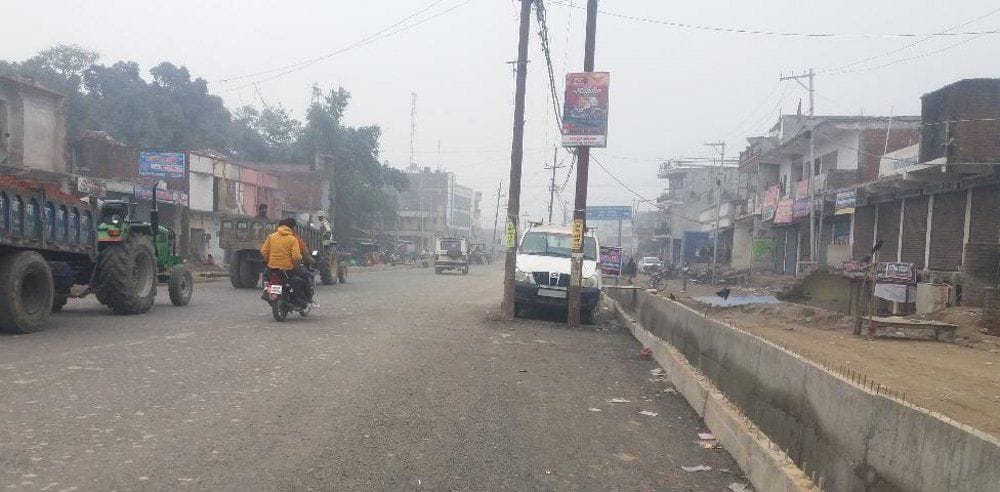 sadak per bijali ka khamba