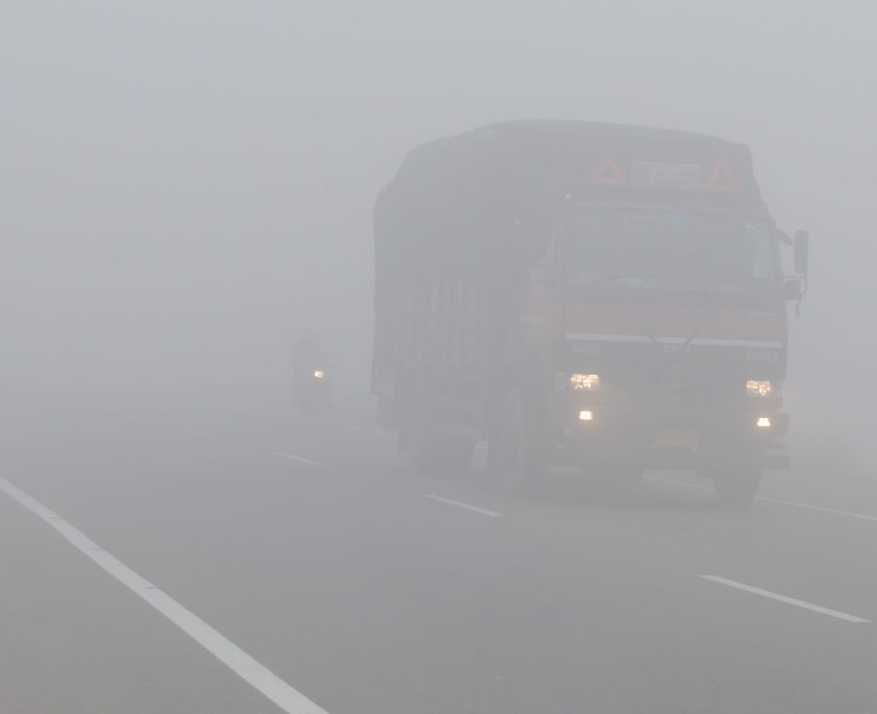 Hathras: Winter's cold continues, dense fog prevails in the morning