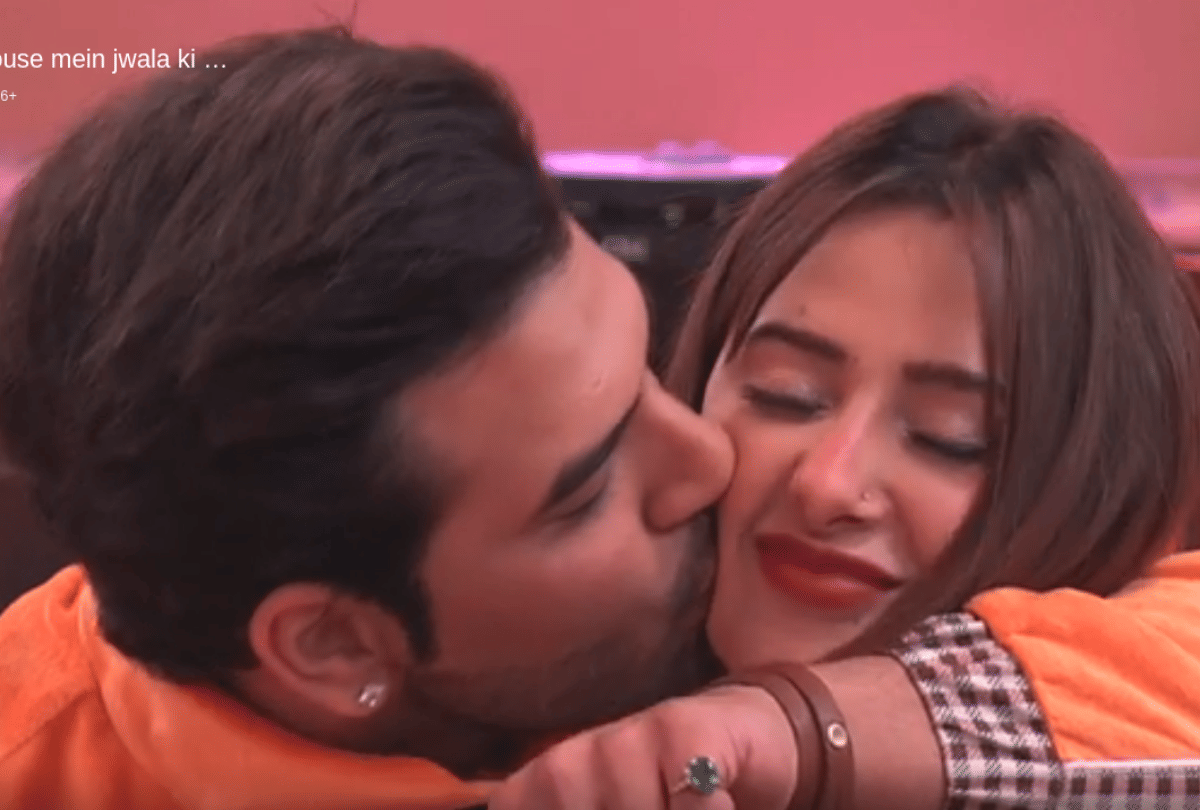 Bigg Boss 13 Paras Chhabra girlfriend Akanksha Puri lashes out on Mahira Sharma mother on affair