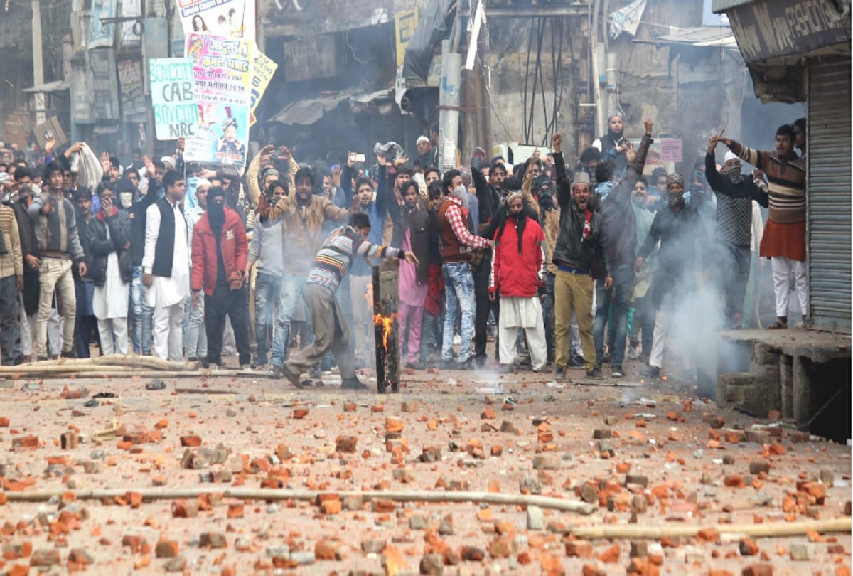 violence in up Police impose gangster on 27 violent protesters