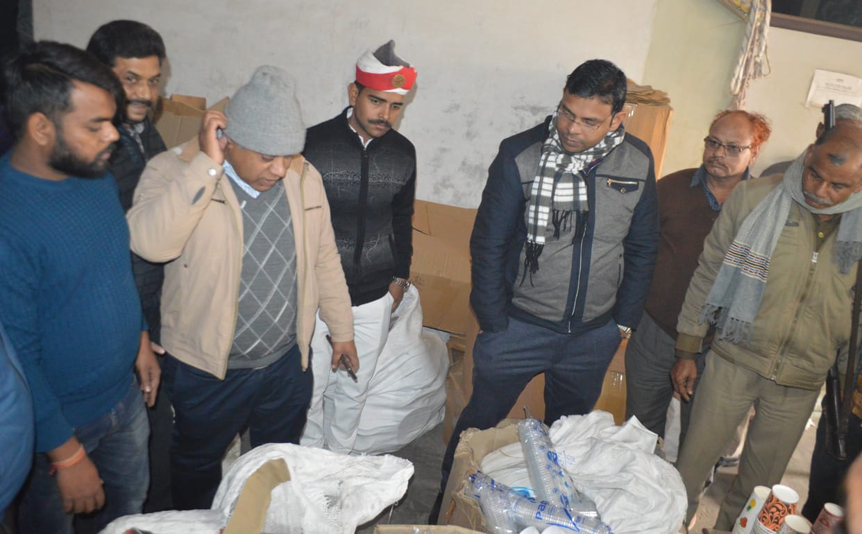 Hathras: Administration and municipality jointly seize banned plastic seized