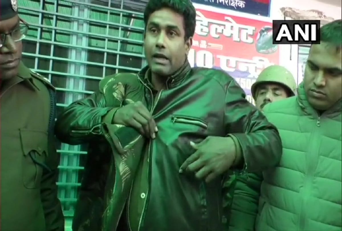 Purse in the pocket saved police constable life from bullet during Firozabad CAA protest