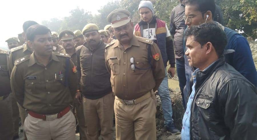 wine shop cashier was looted in pratapgarh