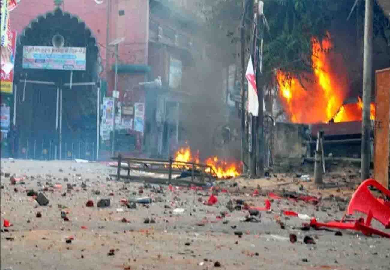 CAA Protest: Police-miscreants direct confrontation, arson and firing