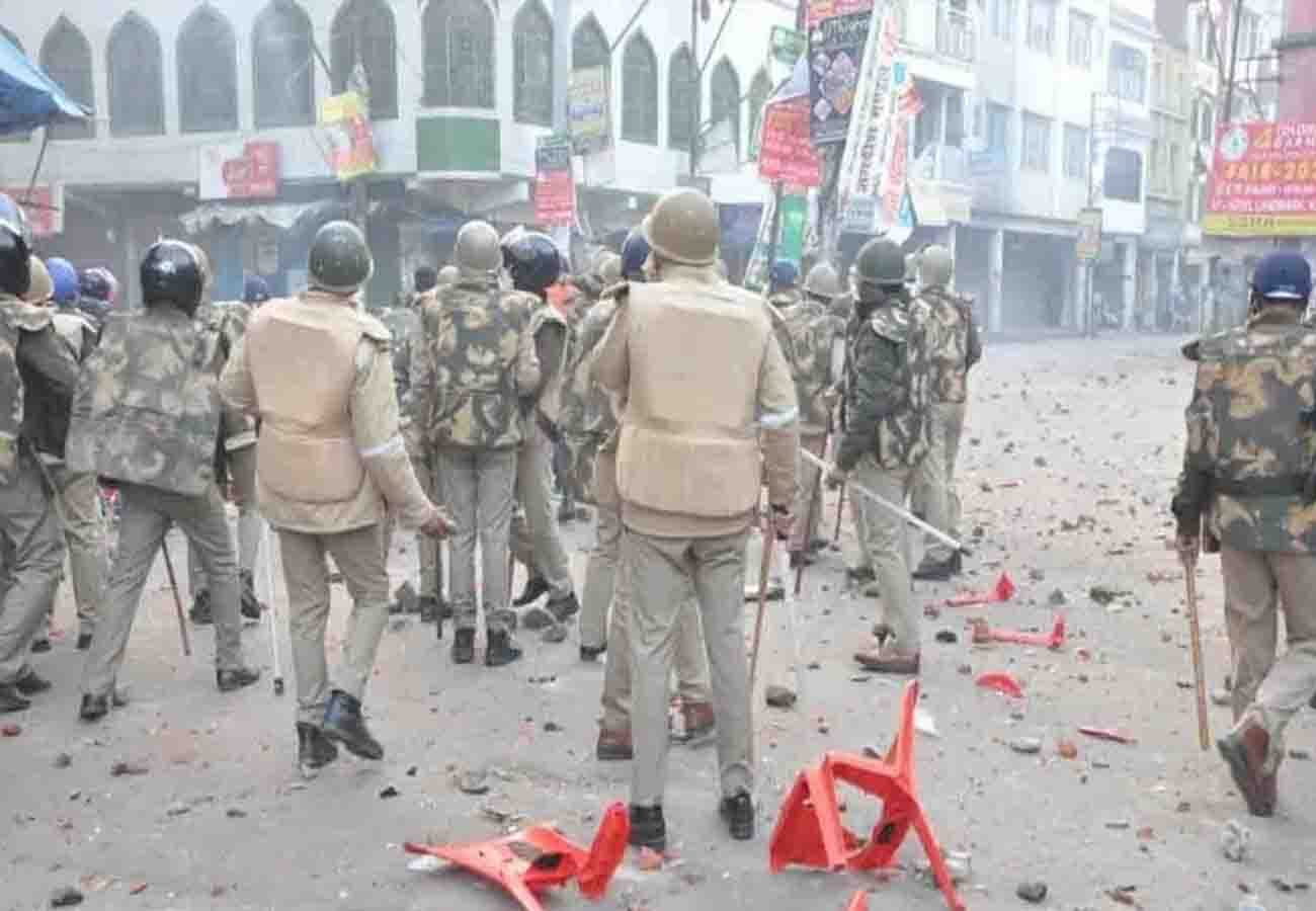 CAA Protest: Police-miscreants direct confrontation, arson and firing