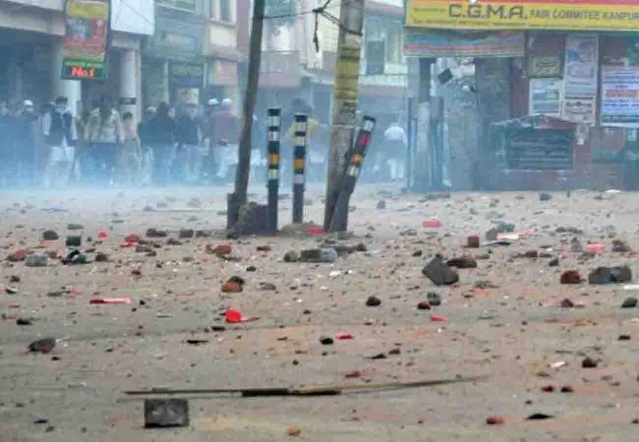 CAA Protest: Police-miscreants direct confrontation, arson and firing
