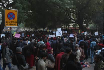नागरिकता कानून के खिलाफ जंतर मंतर पर प्रदर्शन करते प्रदर्शनकारी