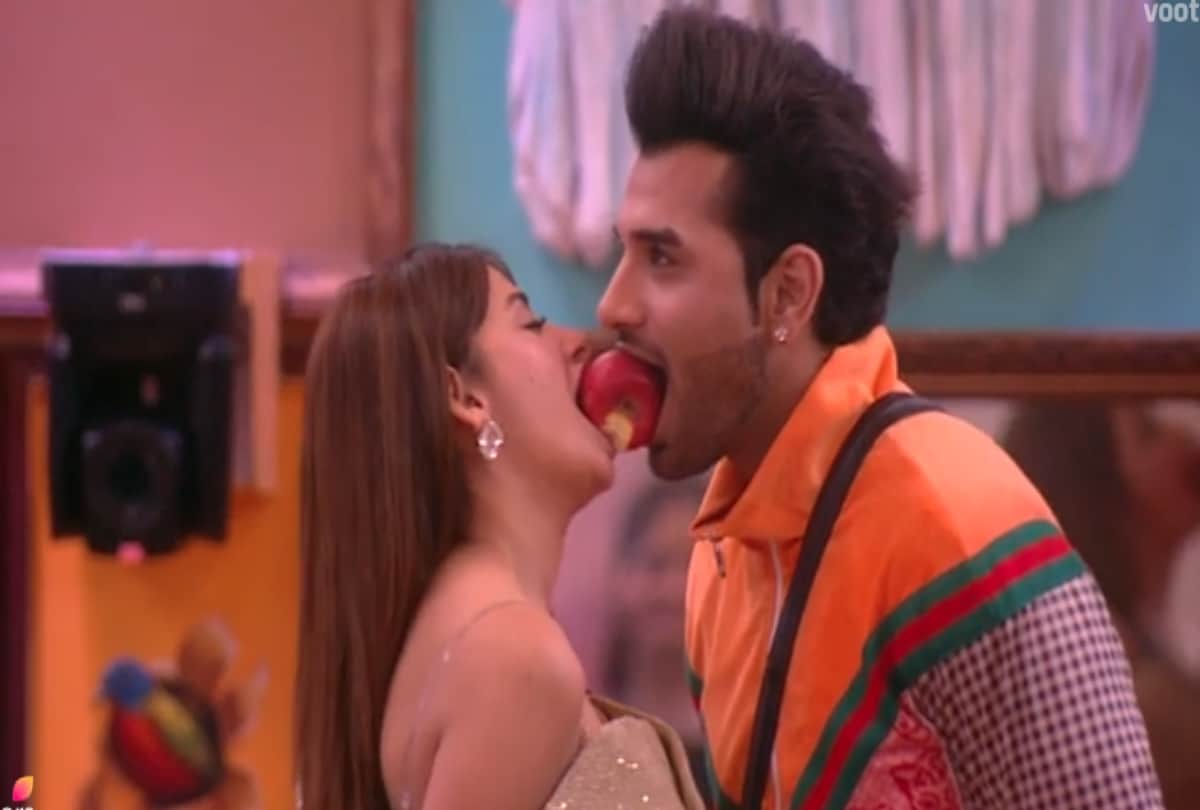 Bigg Boss 13 Weekend Ka Vaar Siddharth Shukla Aarti Singh romance in Strawberry task