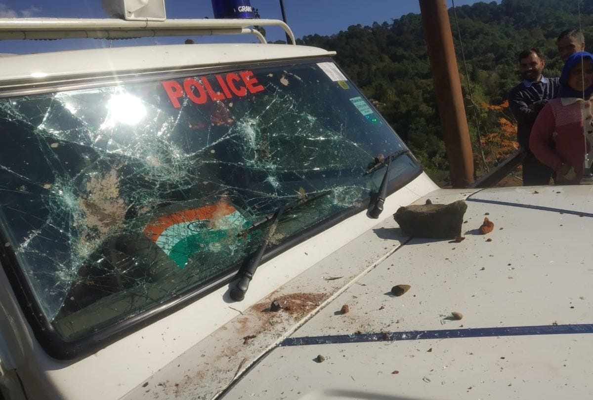 Kangra Himachal dead body found in suspicious circumstances public pelted stone on police vehicle