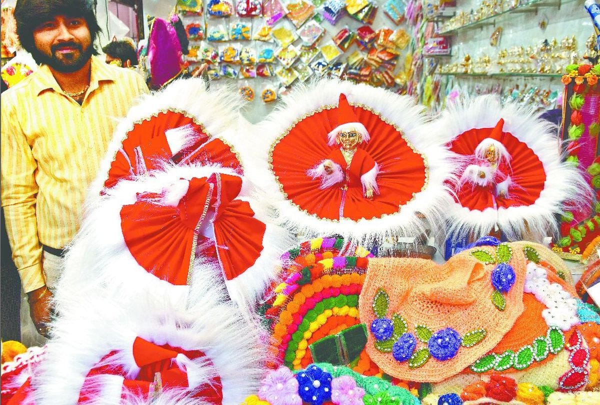 devotees buying Santa Claus dress for krishna on Christmas in mathura vrindavan