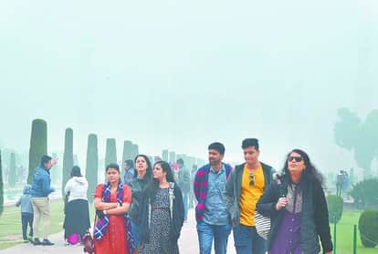 ताजमहल पर कोहरे की चादर