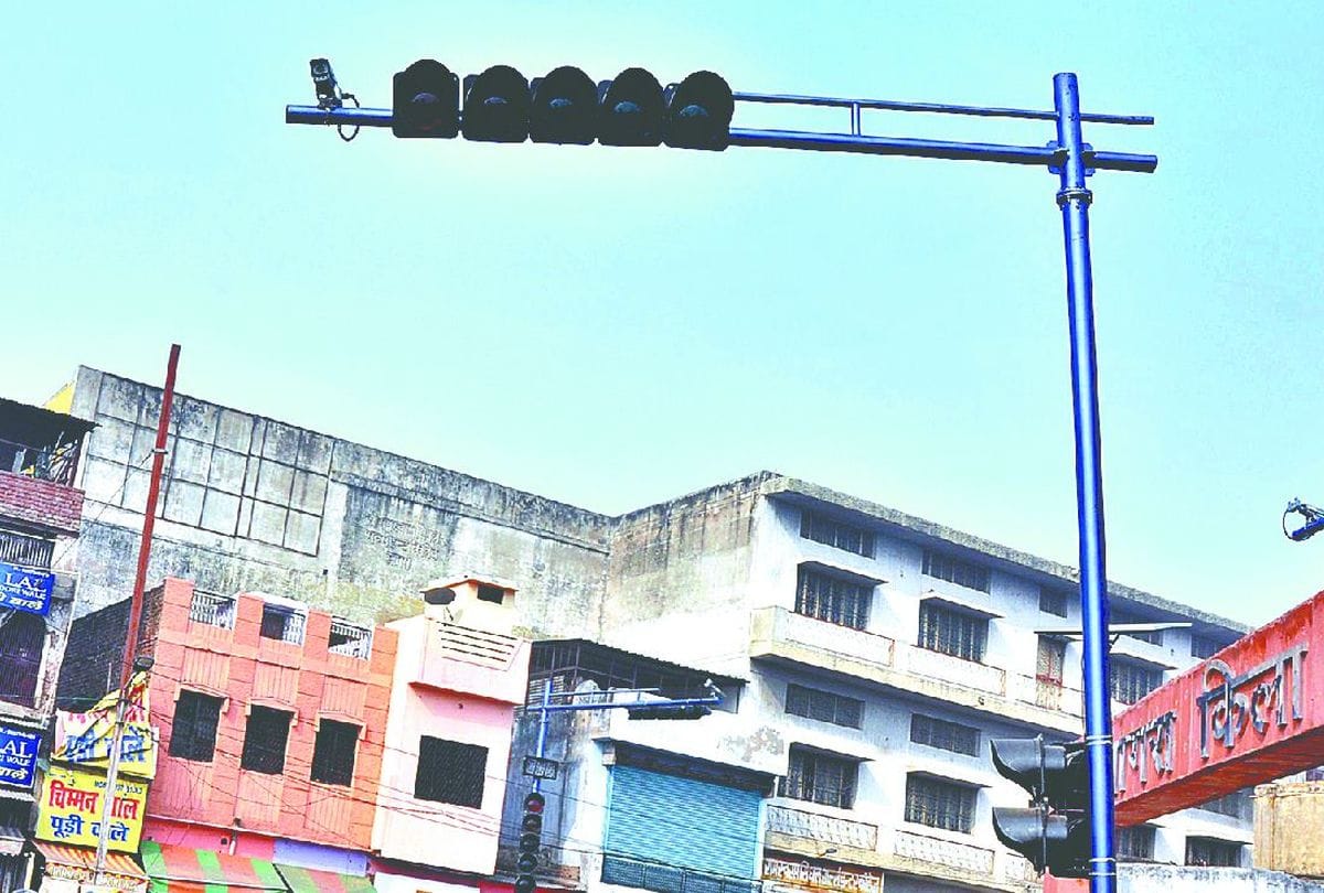traffic lights and cameras become showpieces in smart city agra