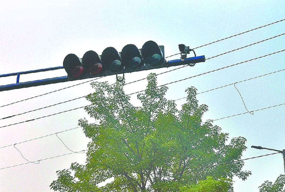 traffic lights and cameras become showpieces in smart city agra