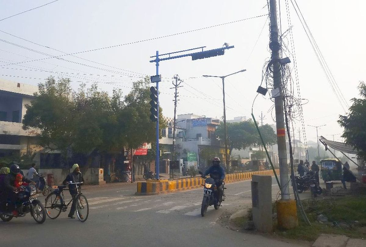 traffic lights and cameras become showpieces in smart city agra