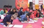 फोटो-22-मेला महोत्सव में राइटिंग प्रतियोगिता में प्रतिभाग करते बच्चे। संवाद न्यूज एजेंसी