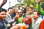 जश्न मनाते झामुमो कार्यकर्ता