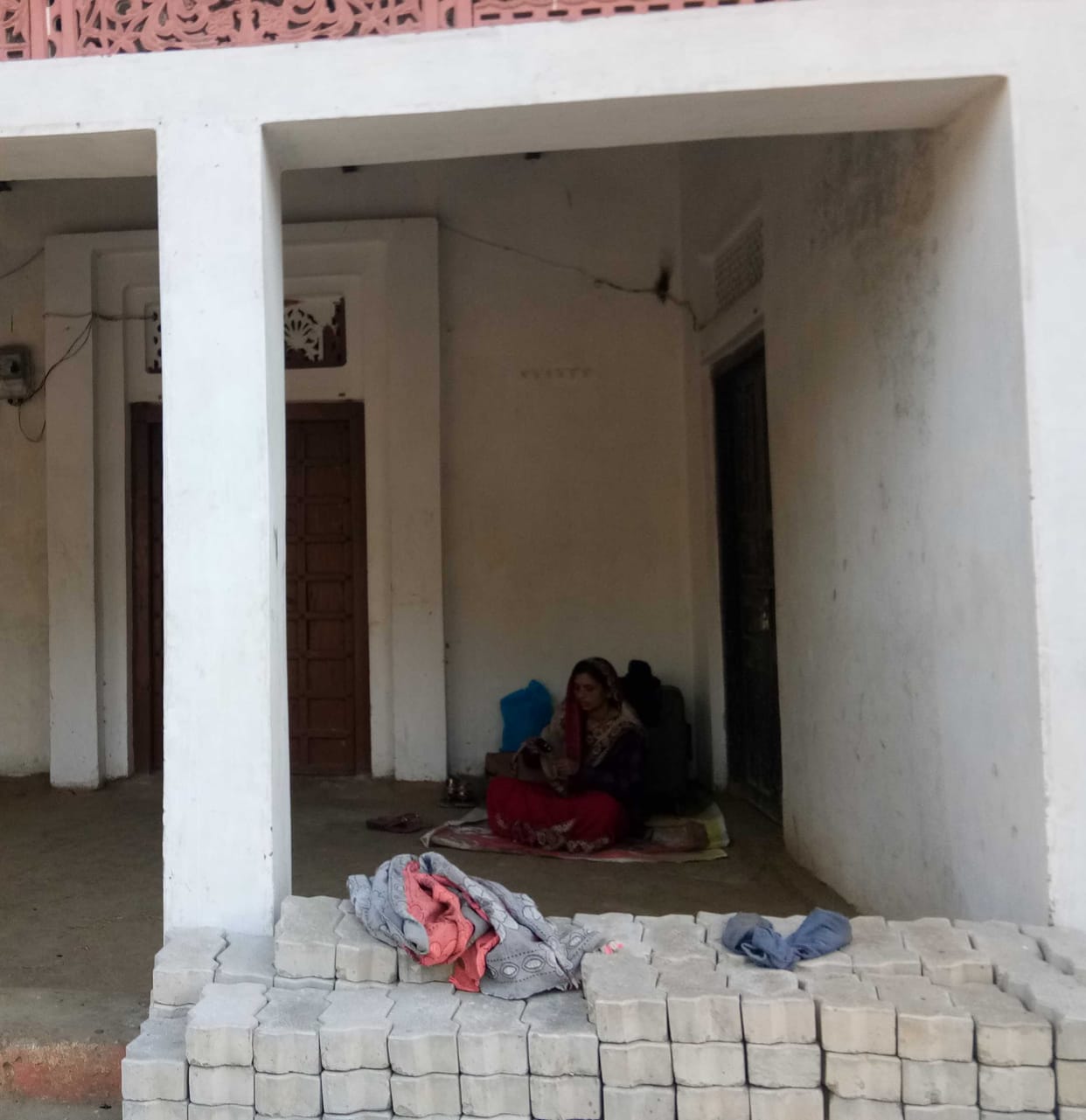 Married woman sitting on dharna on husband's frame for two days