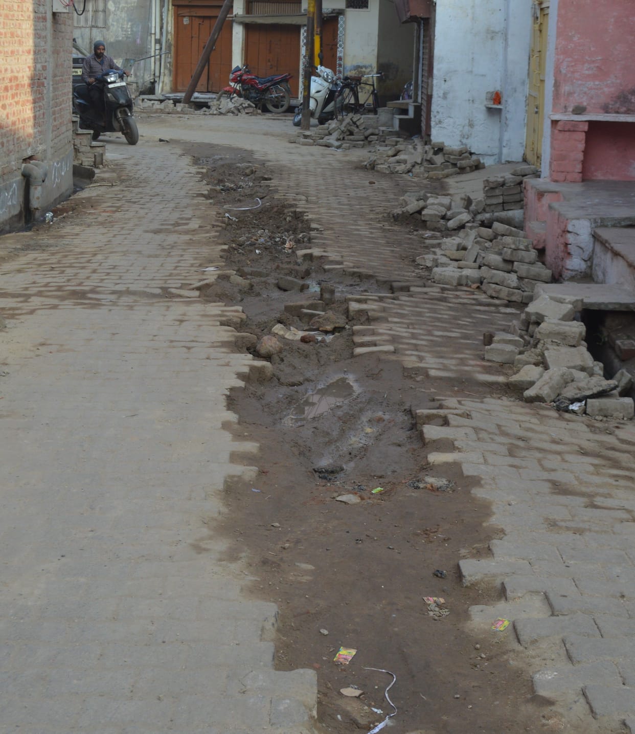 Hathras: Excavation being done under AMRUT scheme, the condition of the roads of the city deteriorated