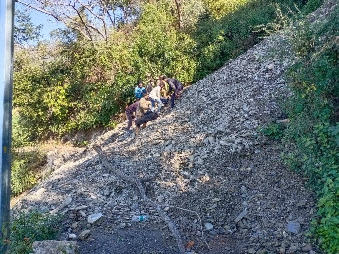 Car Fall into Ditch at mussoorie dehradun route