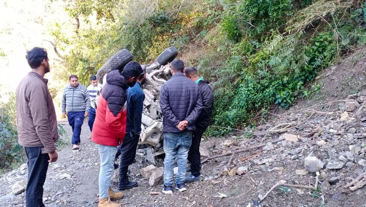 Car Fall into Ditch at mussoorie dehradun route