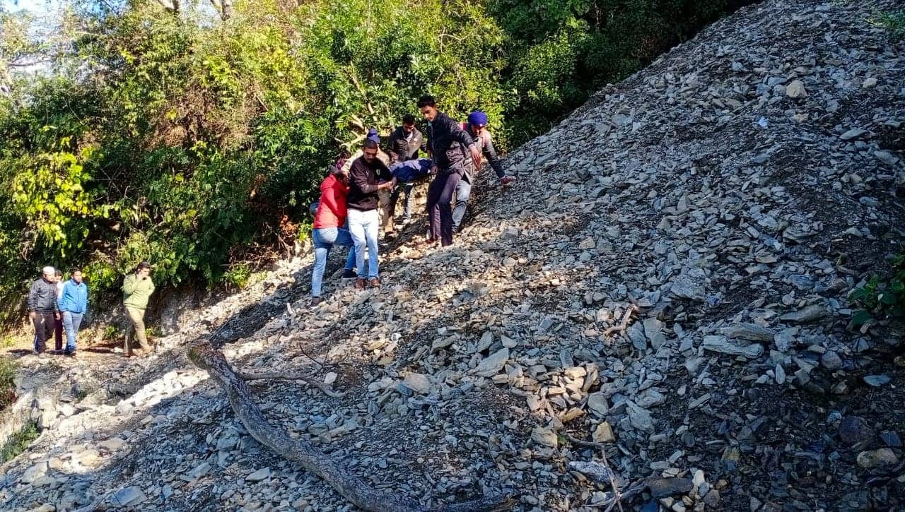 Car Fall into Ditch at mussoorie dehradun route