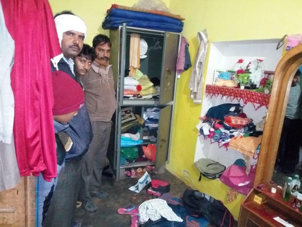 Three lakh goods stolen including jewelry and cash