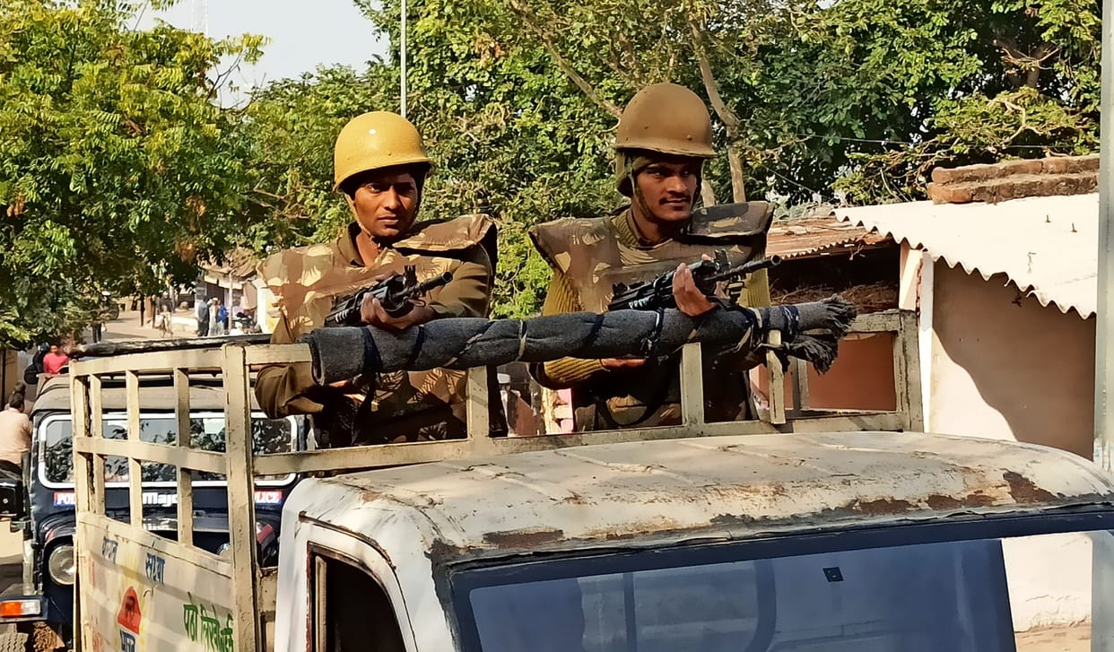 Hathras: Police administration alert in Saadabad, flag march done
