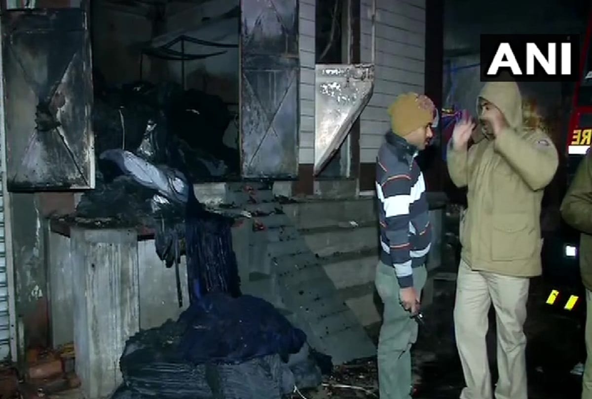 Three people died and ten injured in delhi fire  
