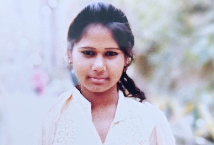 dead body of a lady found hanging from tree in lucknow