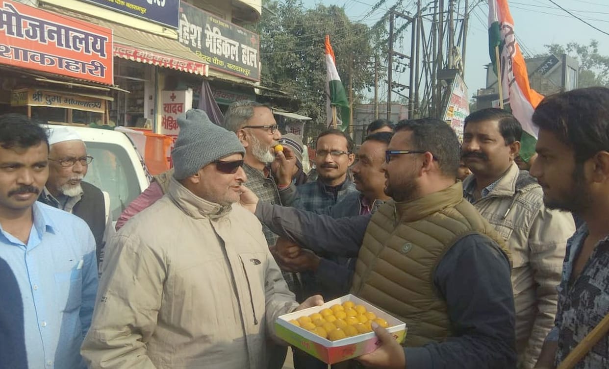 Congress workers on victory in Jharkhand