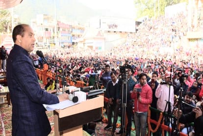 मंडी में जनसभा को संबोधित करते सीएम
