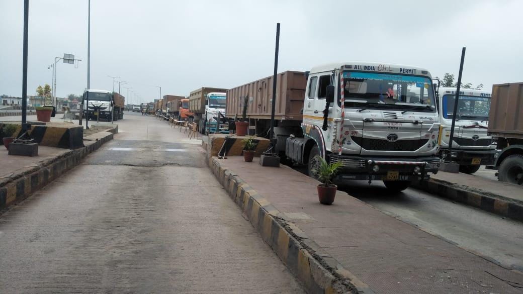The toll was again blocked, the vehicle owner struggled